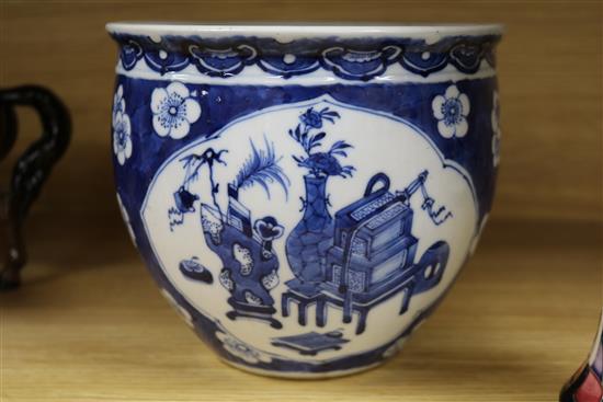 A Chinese blue and white jardiniere H.15.5cm